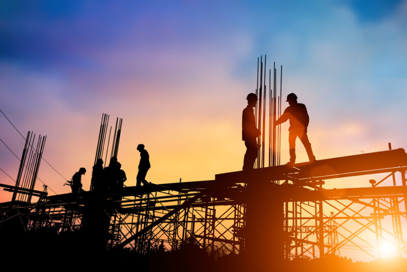 【2024年施行】建設業界に影響を与える改正労働基準法の概要と行うべき対策を徹底解説